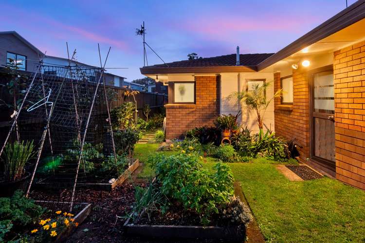 2/51 Beach Road Pahurehure_18