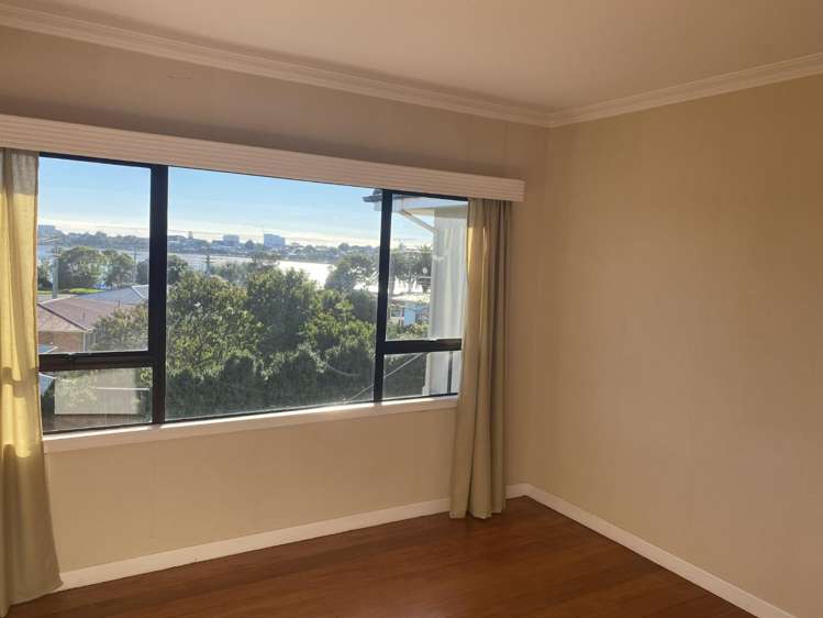 10 Sutherland Road 11218_7