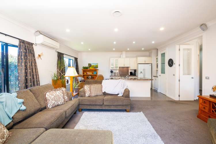 39 Heynes Place Clive_5