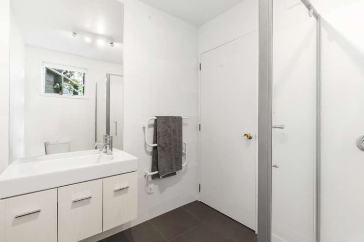 2/135 Soleares Avenue Mount Pleasant_10