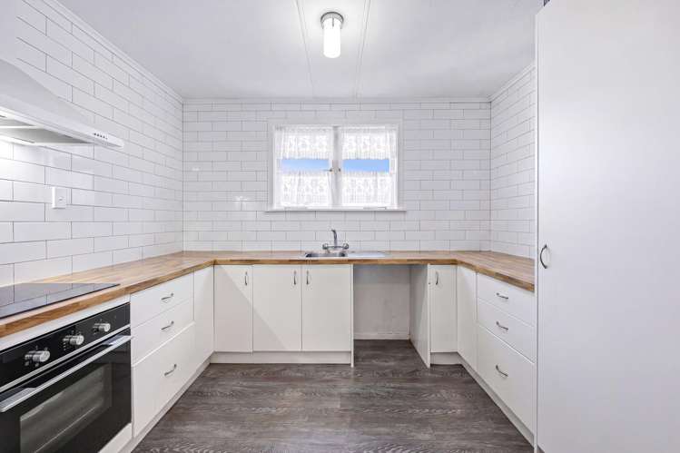 16 Parrs Cross Road_3