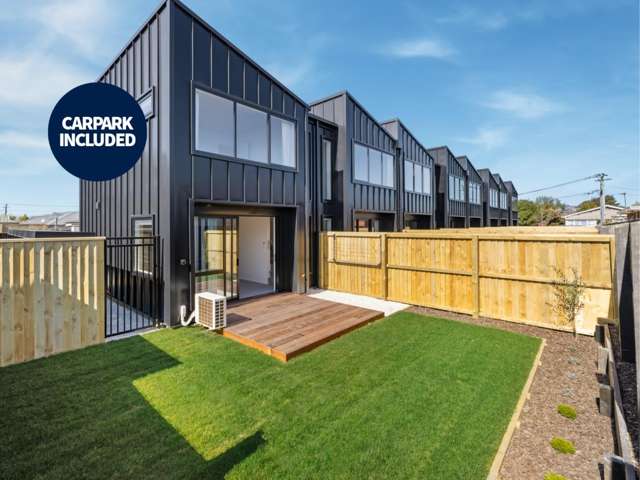 Modern, Sunny 2 Bedroom Townhouse with Carpark!