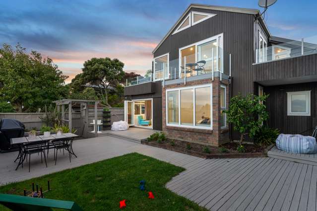 NEAR NEW STYLE - FREEHOLD COASTAL LIVING