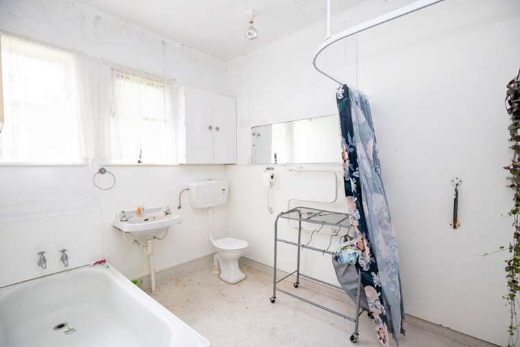 18 Canal West Road Waitakaruru_9