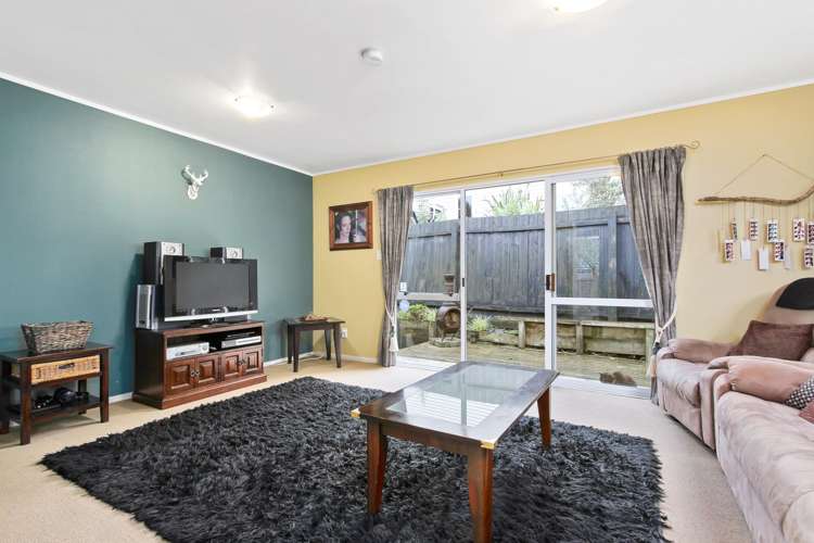 2/33 Pisces Road Glen Eden_0