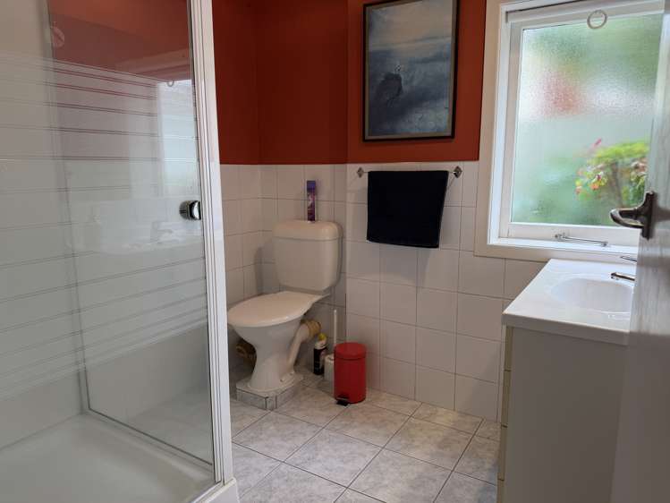13 Colmar Road Mellons Bay_34