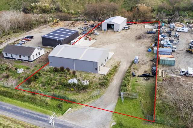 Industrial site with sheds for vacant possession