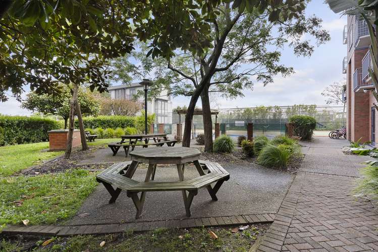 1q/10 Crown Lynn Place New Lynn_14