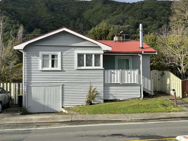 Three Bedroom Home with Single Garage - Pet Friendly Rental