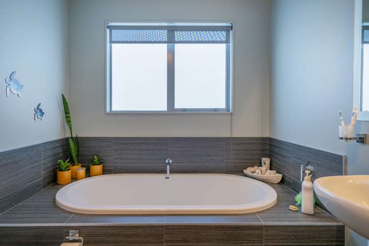 4 Hawk Hill Crescent Cooks Beach_21