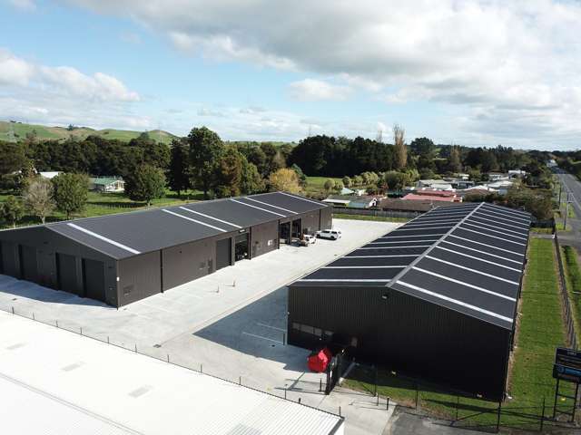 High-stud warehouse with 3-phase