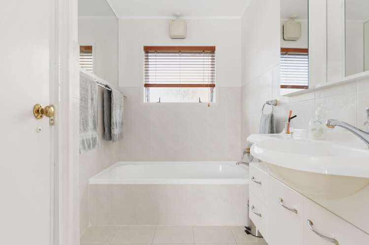 37 Amanda Avenue Dinsdale_13