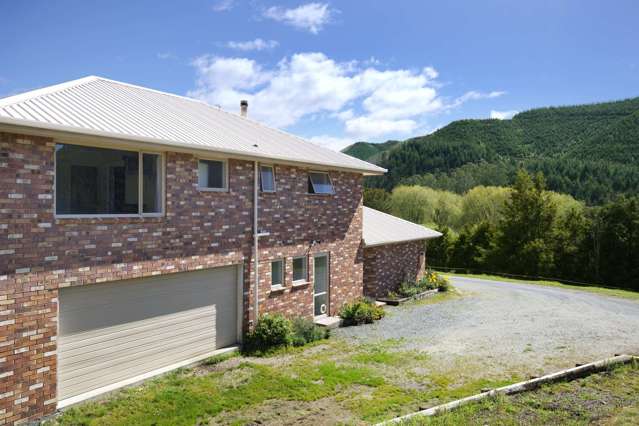 Generous Family Living on Spacious Lifestyle Block