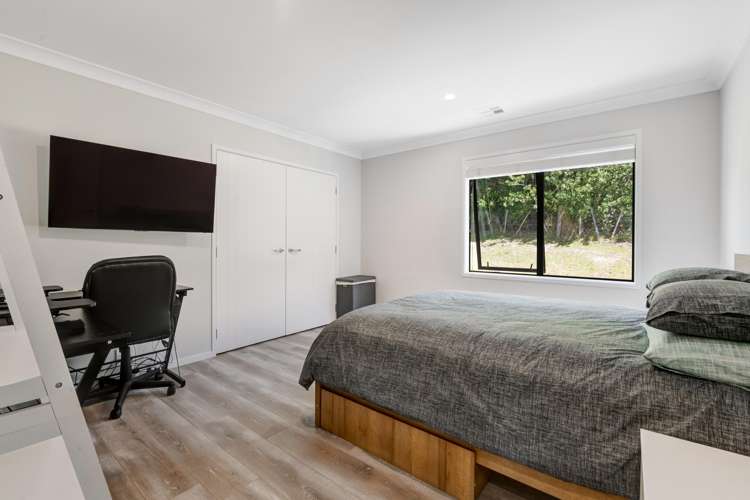 8 Roberts Road Matakatia_19