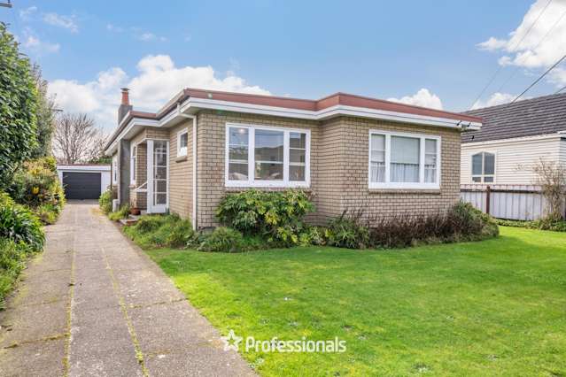 1950s AVALON HOME WITH ENDLESS POTENTIAL!