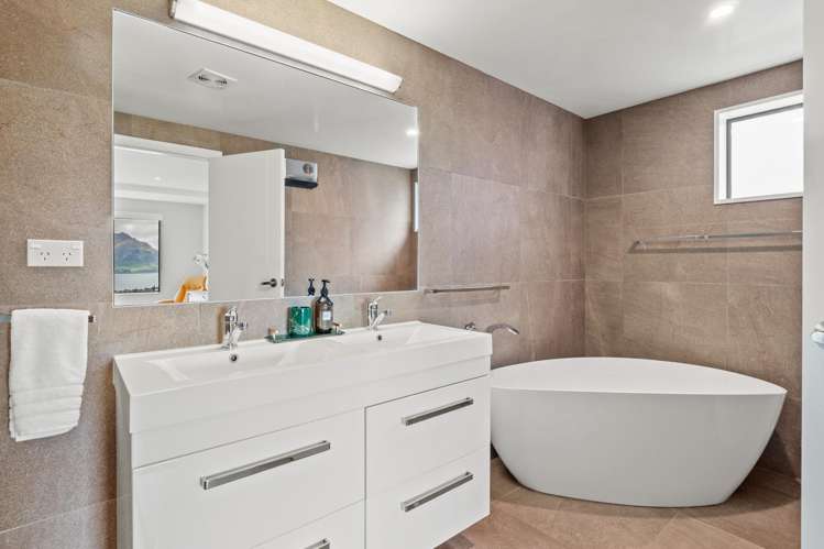 3 Conifer Lane Queenstown_13