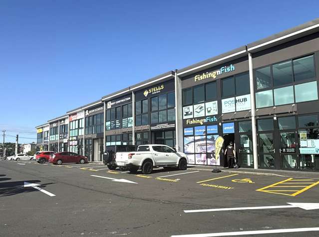 MODERN TWO-LEVEL UNIT IN WAIRAU JUNCTION