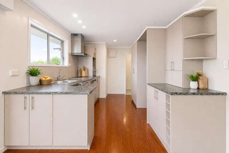 54 Meadway Sunnyhills_6