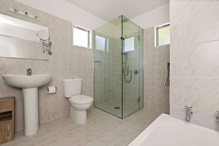 2 Queens Walk Taradale_13