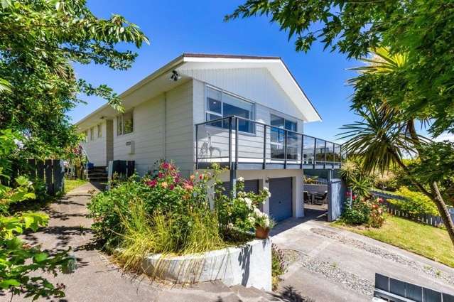 5 Bedrooms, Sunny Deck, and Stunning Views