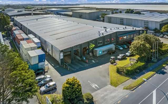 BIg Warehouse, Prime Location!