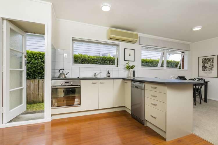 2/134 Calliope Road Stanley Point_8