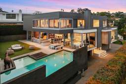 Hollywood glamour with 270-degree views