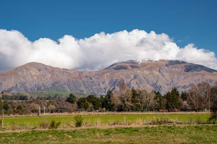 8 East Road Lumsden Surrounds_11