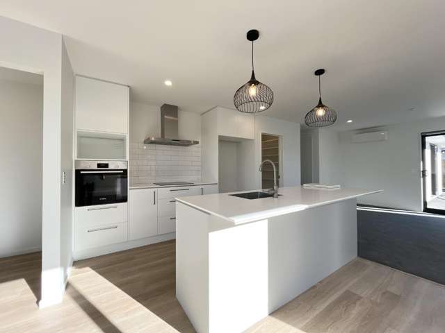 8 Accadia Drive 11103_1