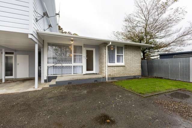 Tidy two bedroom unit - walk to town
