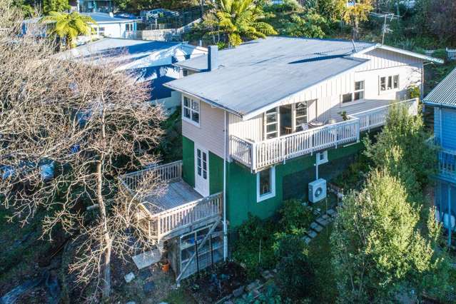 4 Beds, 2 Living, Family Comfort + Veggie Gardens!
