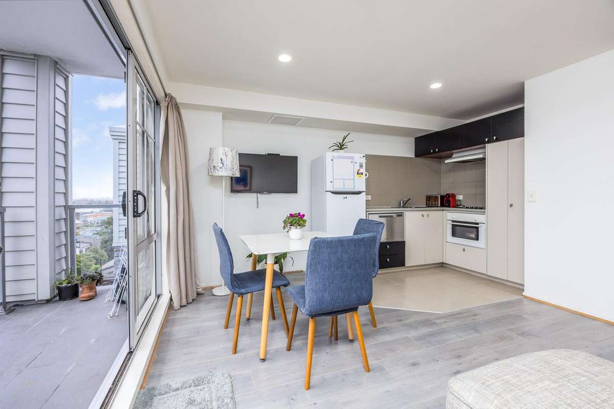 Generous 1-Bedroom Apartment with 2 Carparks - Fully Furnished! 4
