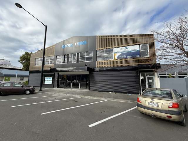 Fully refurbished city fringe showroom