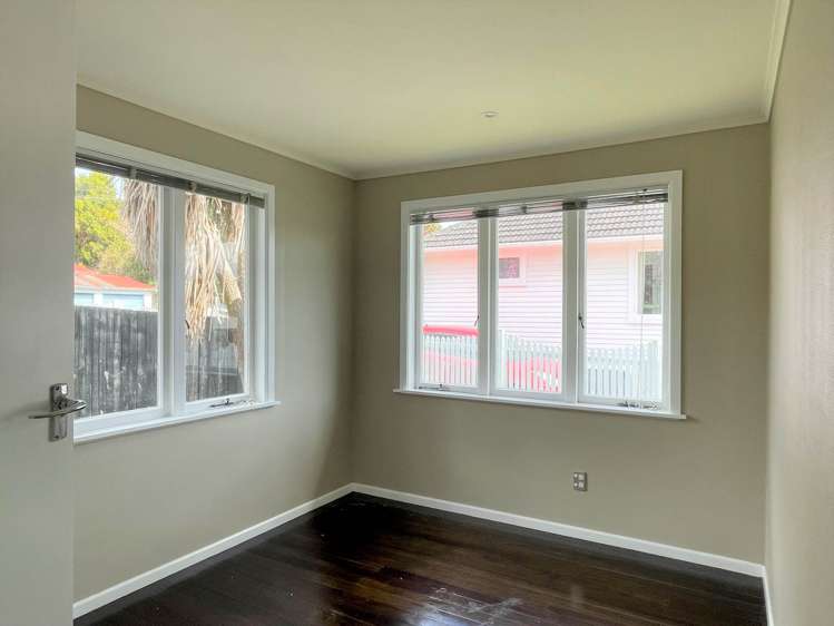 8 Grainger Road Te Atatu South_14