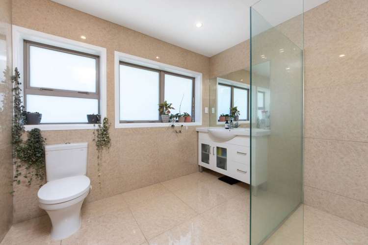 4237 Great North Road Glendene_10