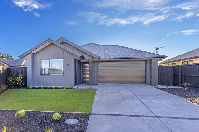 Spacious 4 Bedroom in Ravenswood with Two Living Areas