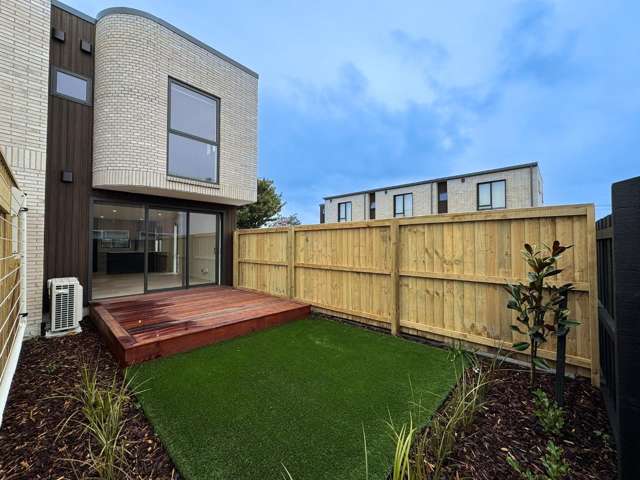 Modern Townhouse In Great Location!