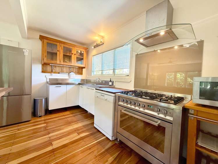 24 Lorenzen Bay Road Raglan_13