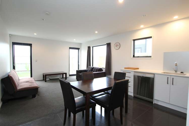 77 Faringdon Boulevard Rolleston_4