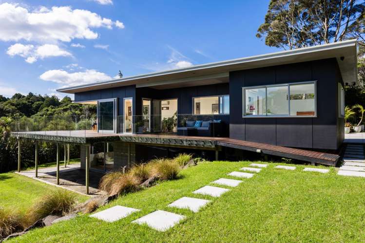 296 Piha Road Piha_17