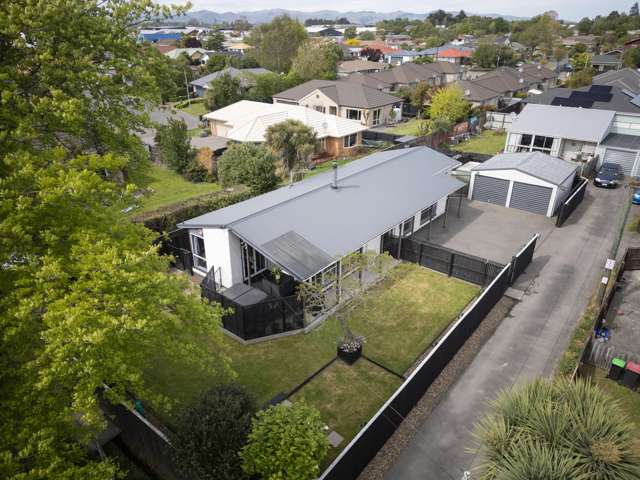 Bang for your Buck, 5 Bed + Study!