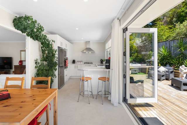 Double-Glazed Coastal Comfort for Modern Living