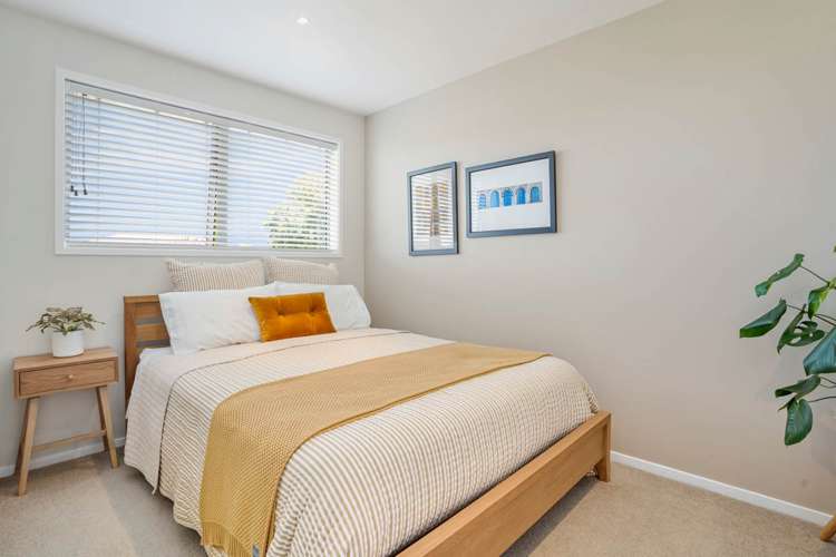 2/4 Beach Road Castor Bay_13