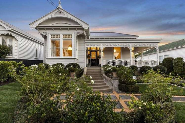 'They all go to the really pretty ones': High-end villa brings out buyers 'like a swarm of bees'