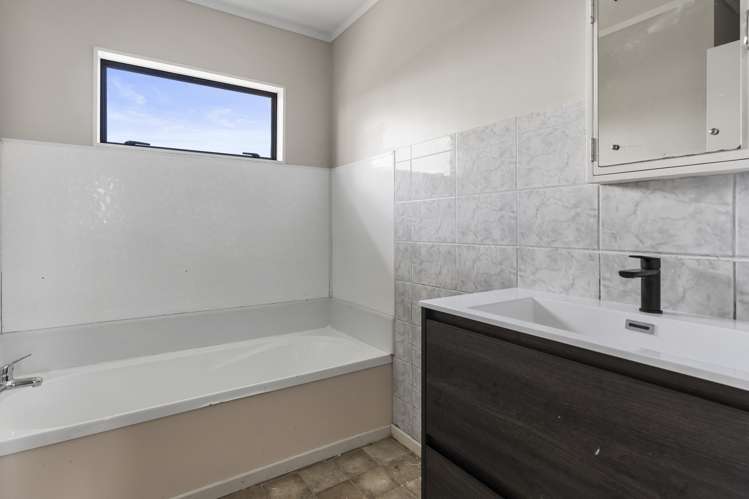 74 Maplesden Drive Clendon Park_12