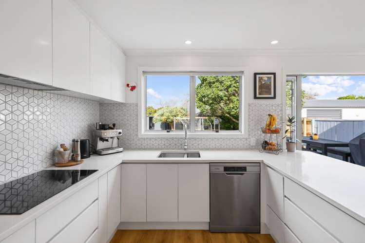4 Binda Place Botany Downs_13