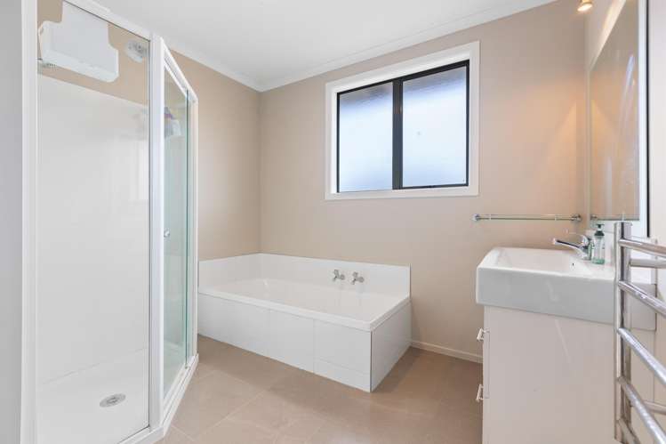 16 La Salle Drive Westown_13