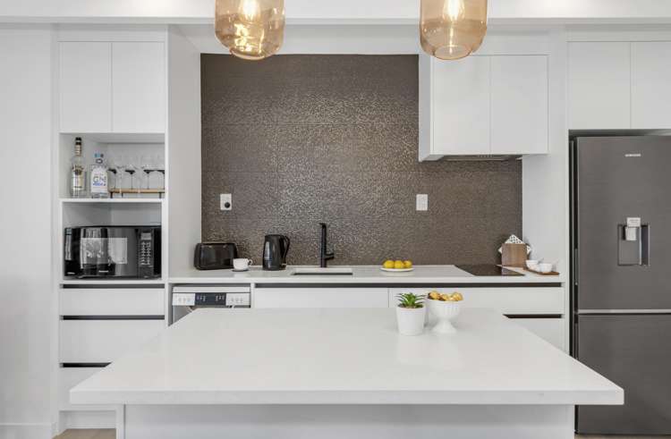 2/10 Pinewood Grove Botany Downs_16