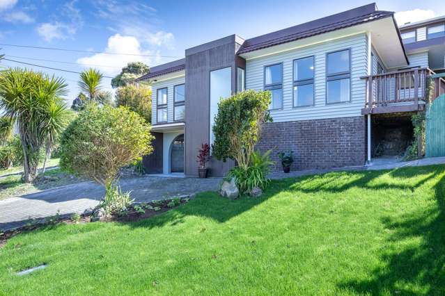 Sunny Elevated 2-Bed Unit with Beautiful Views
