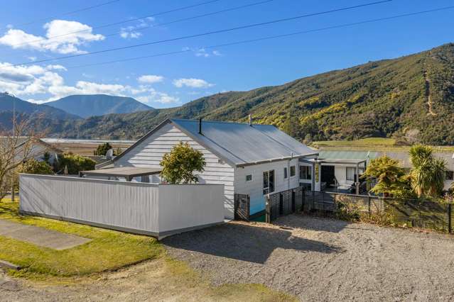 Sun, Water View & Modern Living in Havelock